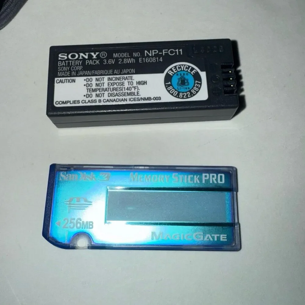 Sony Cybershot DSC-P8 3.2MP Compact Digital Camera 256 mb Memory Stick & Case